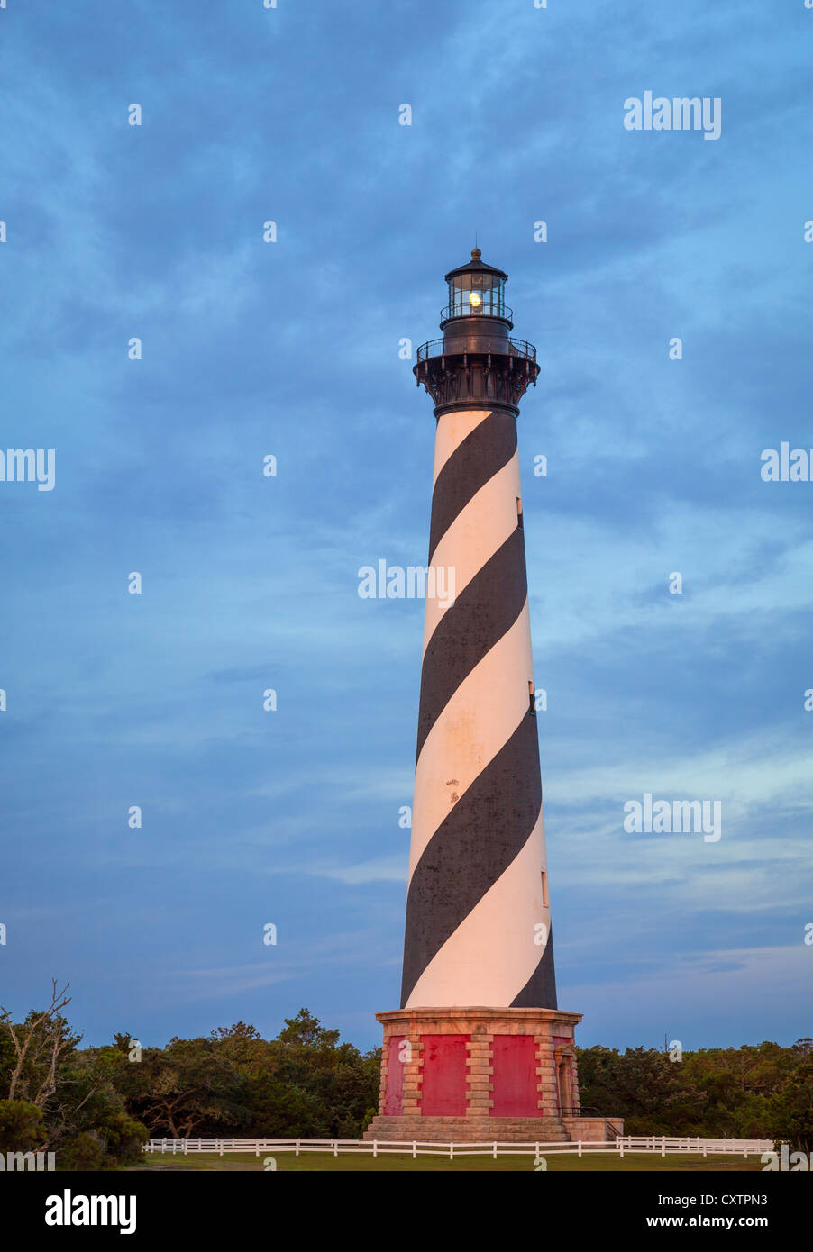 Cape Hatteras National Seashore, NC : Cape Hatteras Lighthouse (1870) à l'aube Banque D'Images
