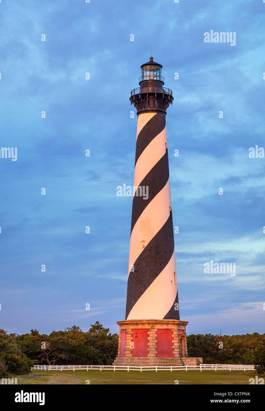 Cape Hatteras National Seashore, NC : Cape Hatteras Lighthouse (1870) à l'aube Banque D'Images