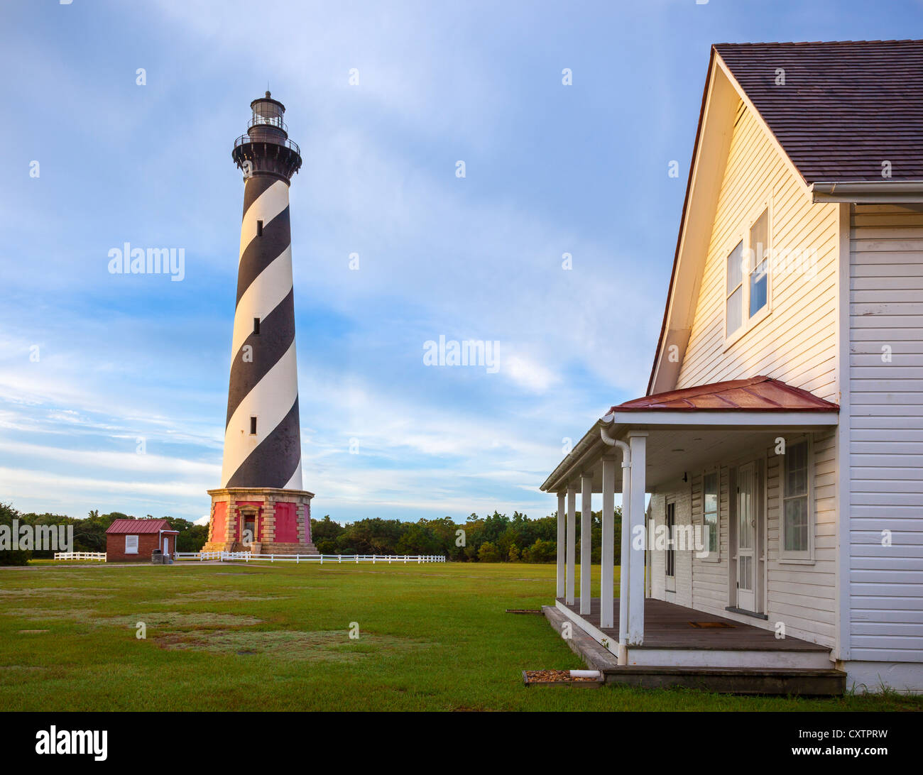 Cape Hatteras National Seashore, NC : Cape Hatteras Lighthouse (1870) dans la lumière du matin Banque D'Images