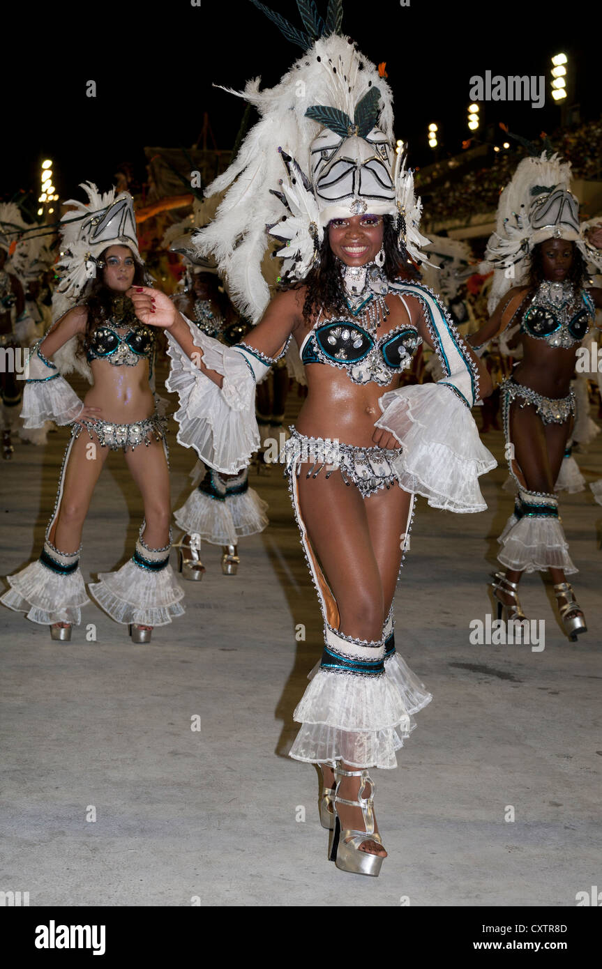 Jeune femme au cours de danse défilé de carnaval Rio de Janeiro Brésil Banque D'Images