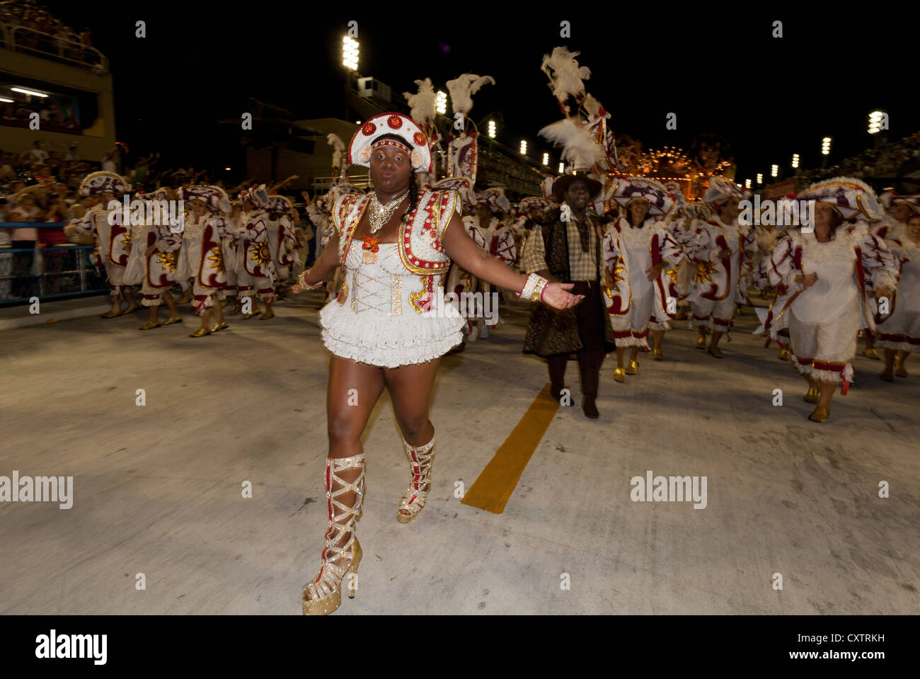 Jeune femme menant de l'école de samba Carnaval Rio de Janeiro Brésil Banque D'Images