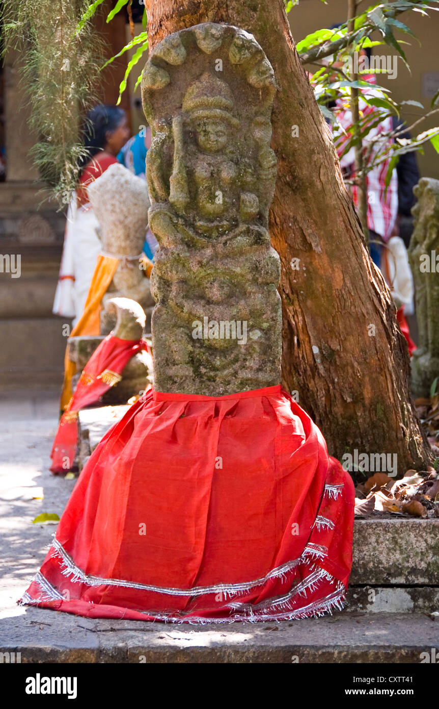 Close up vertical d'un serpent à l'effigie de Dieu Mannarasala ou Temple Sree Nagaraja Snake Temple, Haripad en Kerala. Banque D'Images