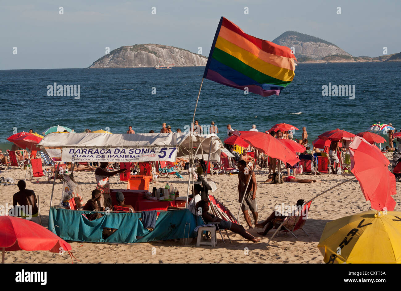 Boissons Barraca Stall sur la plage d'Ipanema avec Îles Cagarras Rio de Janeiro Brésil Banque D'Images