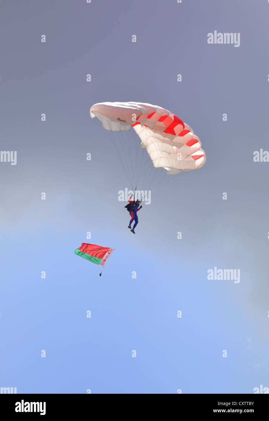 Parachutiste avec le drapeau biélorusse. Banque D'Images