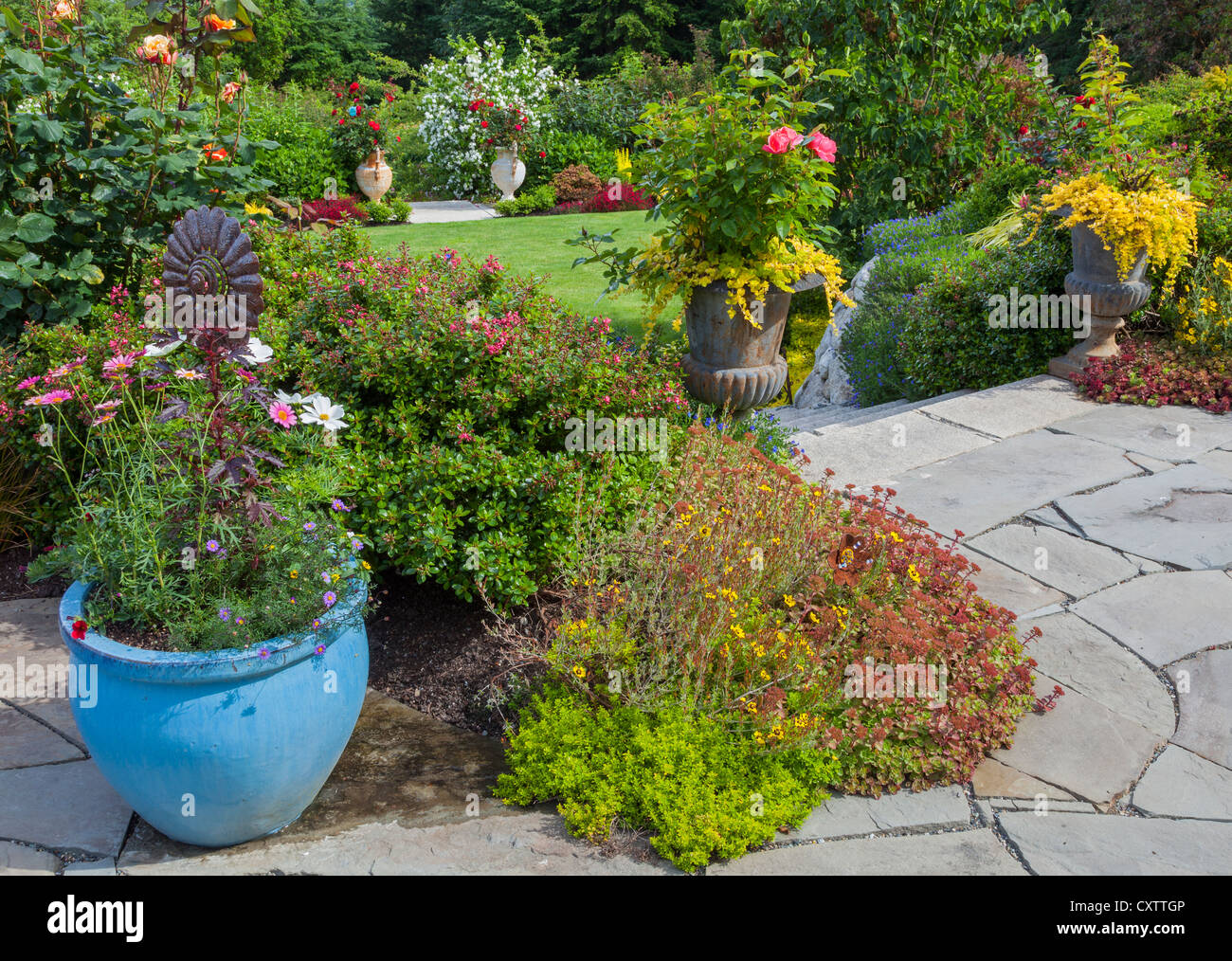 Vashon-Maury Island, WA : Maison mitoyenne avec jardin patio dallé vivaces Banque D'Images