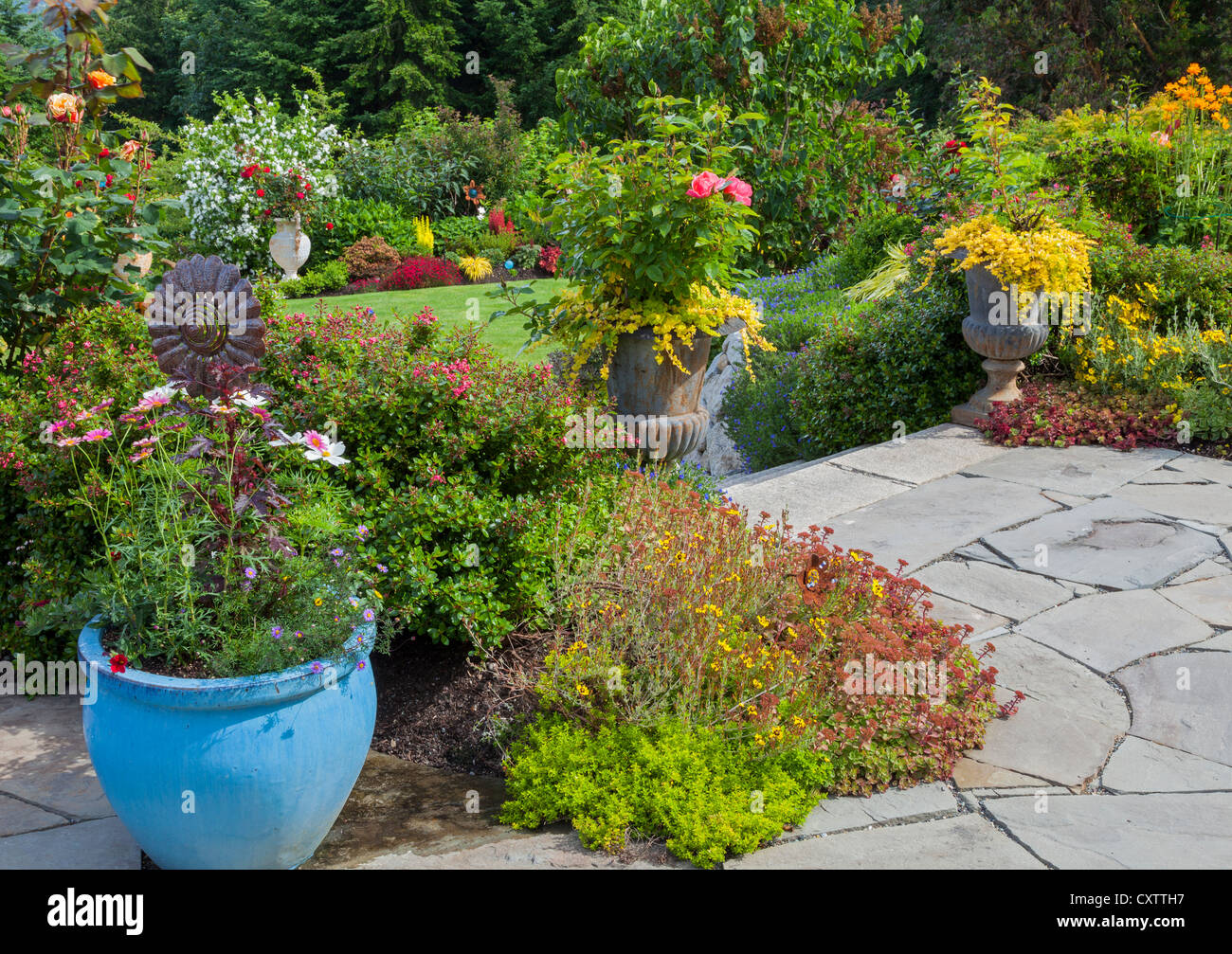 Vashon-Maury Island, WA : Maison mitoyenne avec jardin patio dallé vivaces Banque D'Images