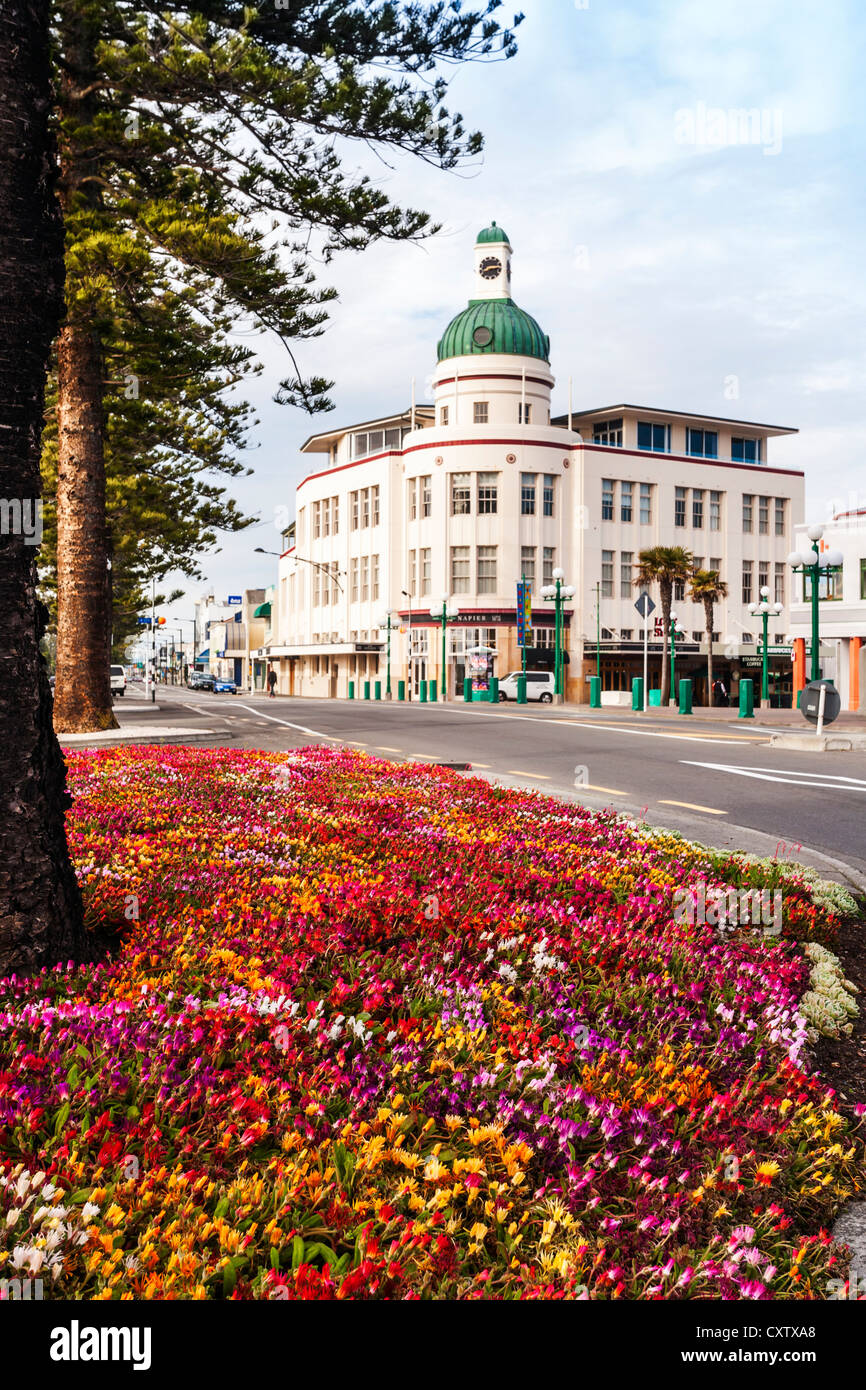 En regardant vers le sud le long de la Marine Parade à Napier, Nouvelle-Zélande vers le Dôme, l'ancien bâtiment de la tempérance et de l'Assurance Générale, Banque D'Images