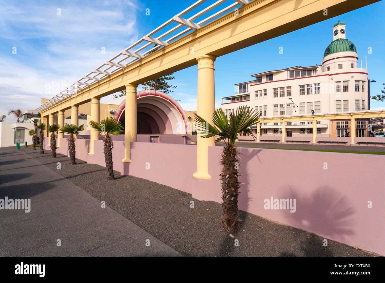 La recherche à travers l'Soundshell avant-cour et les colonnades sur Marine Parade à Napier, Nouvelle-Zélande vers le Dôme, Banque D'Images