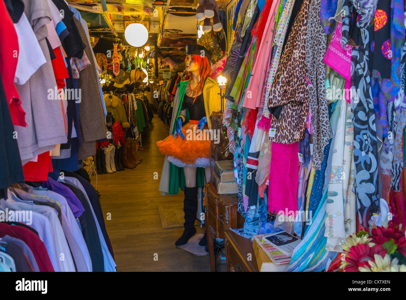 New York City, NY, États-Unis, intérieur de Thrift Shop, dans la région de Greenwich Village, Washington Square West, mode rapide, shopping de vieux vêtements, vêtements de magasin vintage, affaires des années 1980, manhattan Banque D'Images