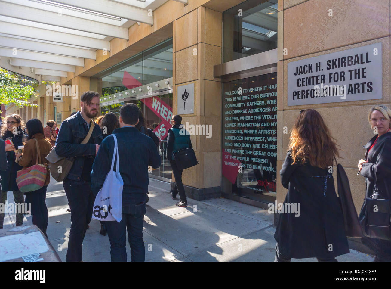 New York City, NY, États-Unis, les gens de grande foule, les étudiants marchant dehors au campus de l'Université de New York, NYU, dans Greenwich Village, rue animée de la ville états-unis Banque D'Images