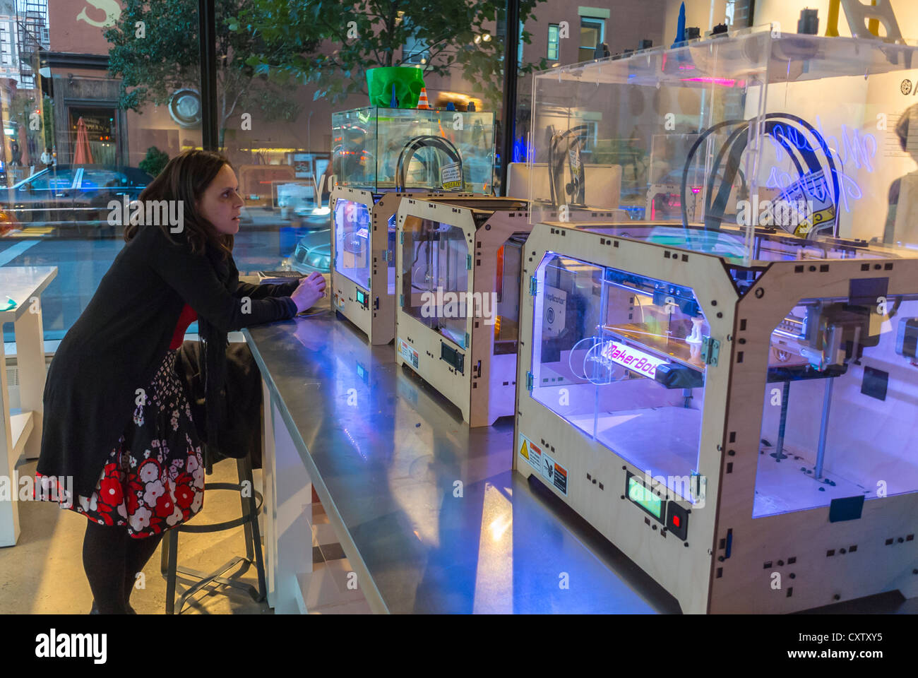 New York City, NY, États-Unis, American concept Store « Story » en partenariat avec « GE garages » pour célébrer l'expérience « Making Things » qui permet aux spectateurs de concevoir à partir de leurs propres idées. Imprimantes 3D. Les gens qui utilisent une nouvelle technologie passionnante. « Big Tech » Banque D'Images