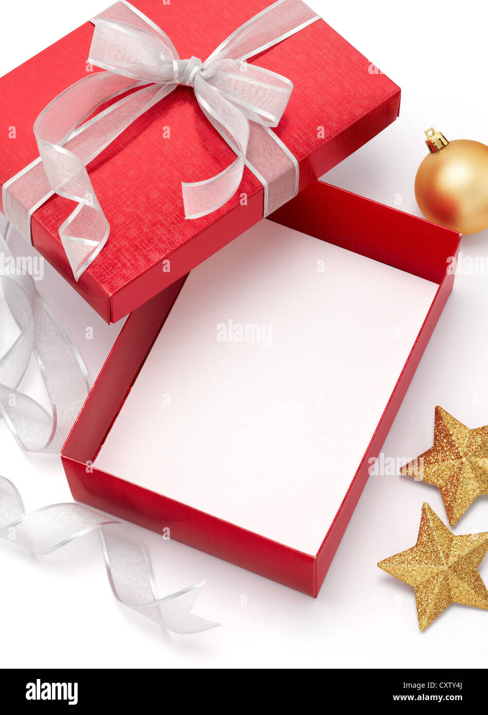 Boîte cadeau vide avec des boules de Noël sur fond blanc Photo