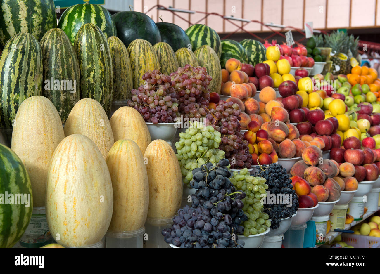 Melones, raisins, pêches et autres fruits sur le marché vert, Almaty, Kazakhstan Banque D'Images