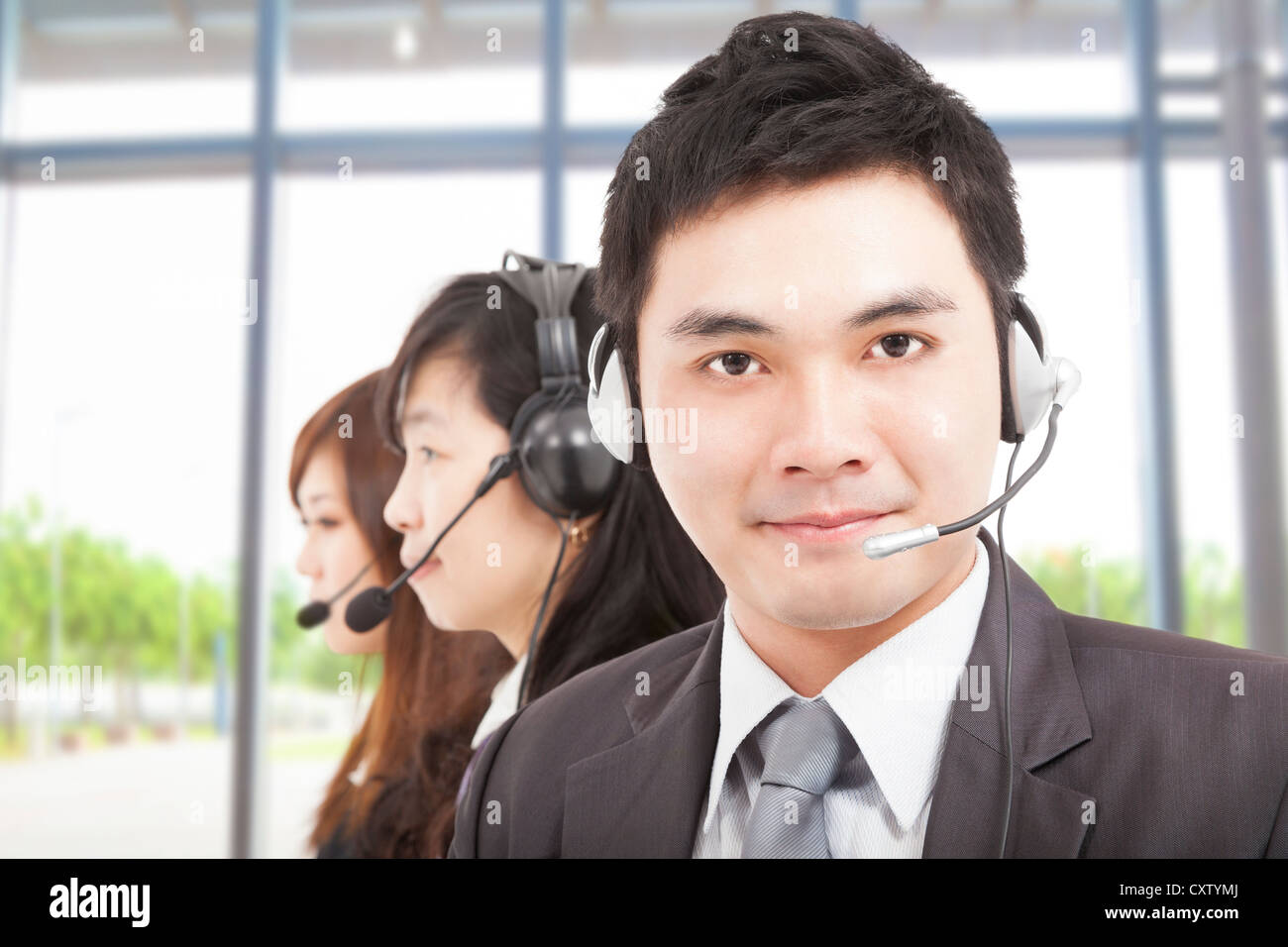 Asian businessman with smart call center agent Banque D'Images