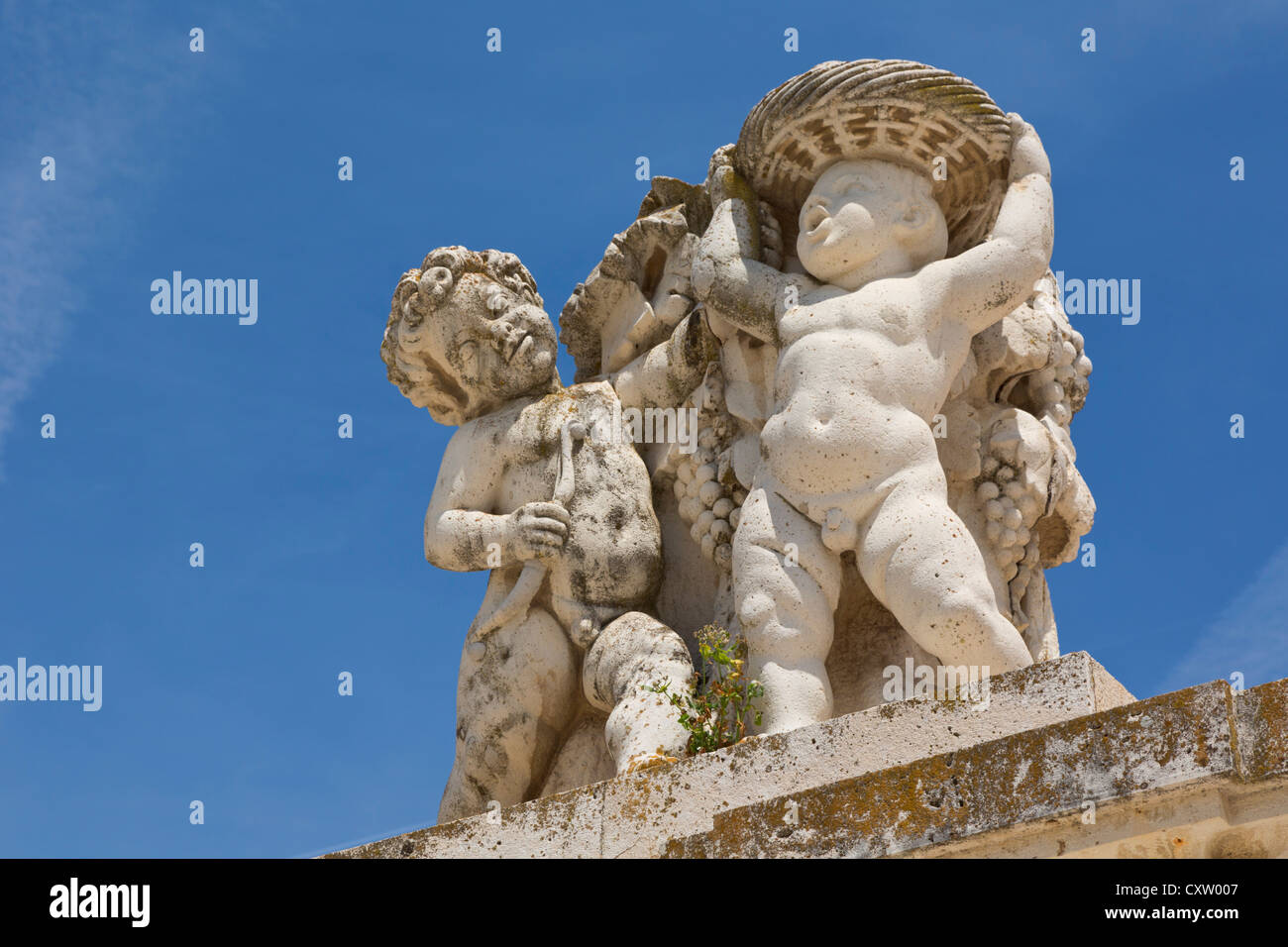 Aranjuez, Comunidad de Madrid, Espagne. Le Palais Royal. Statue de décoration puttis. Banque D'Images