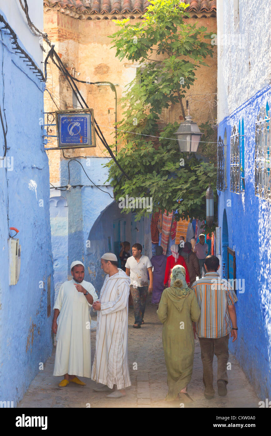Chefchaouen, Maroc. Scène typique dans la médina. Banque D'Images