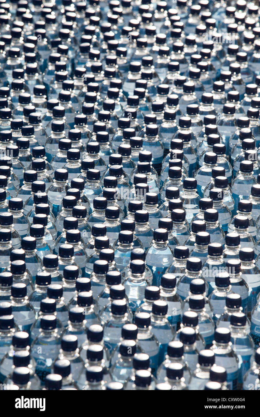 Des centaines de bouteilles d'eau à la Cardiff half marathon Banque D'Images