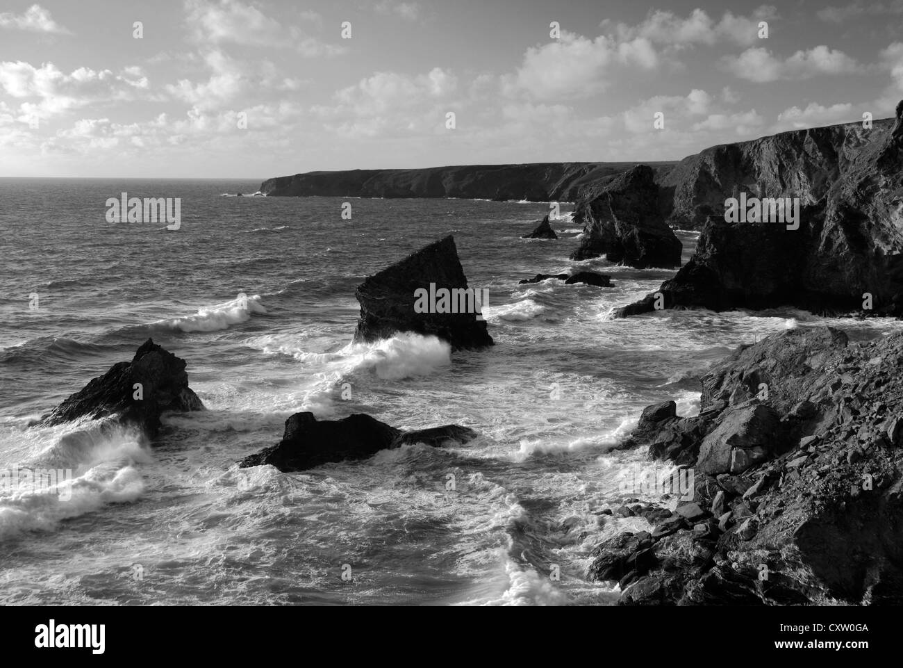 Image en noir et blanc Bedruthan Steps sea stacks, Carnewas, de l'île Cornwall County ; Angleterre ; UK Banque D'Images