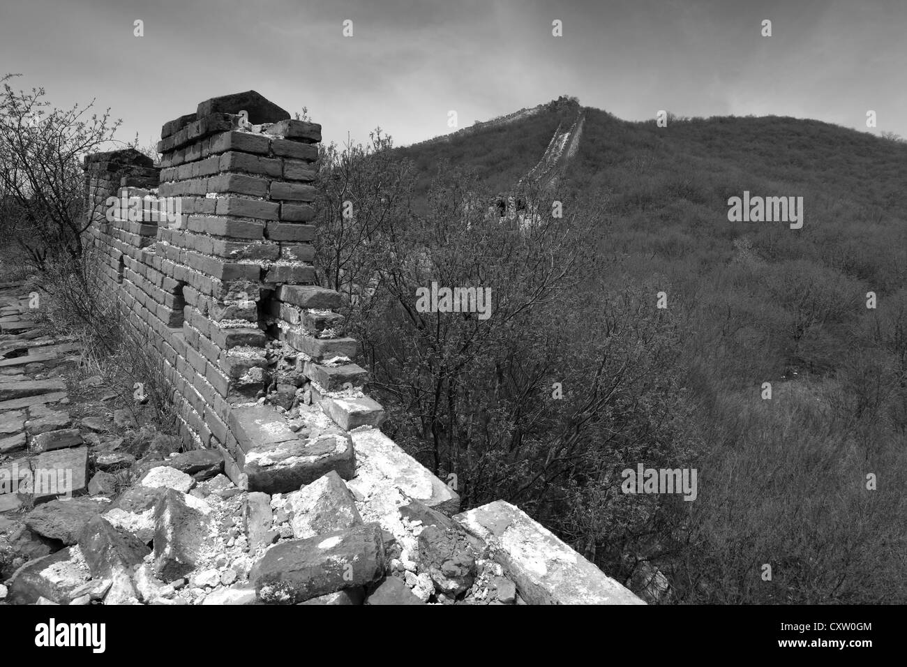 Image en noir et blanc de la section de Mutianyu de la Grande Muraille de Chine, Beijing, vallée de Mutianyu Provence, Chine, Asie. Banque D'Images