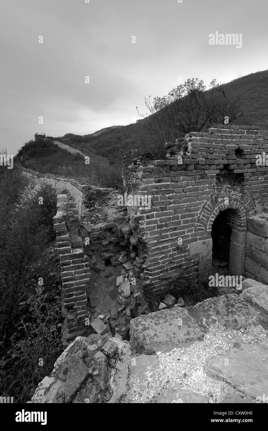 Image en noir et blanc de la section de Mutianyu de la Grande Muraille de Chine, Beijing, vallée de Mutianyu Provence, Chine, Asie. Banque D'Images