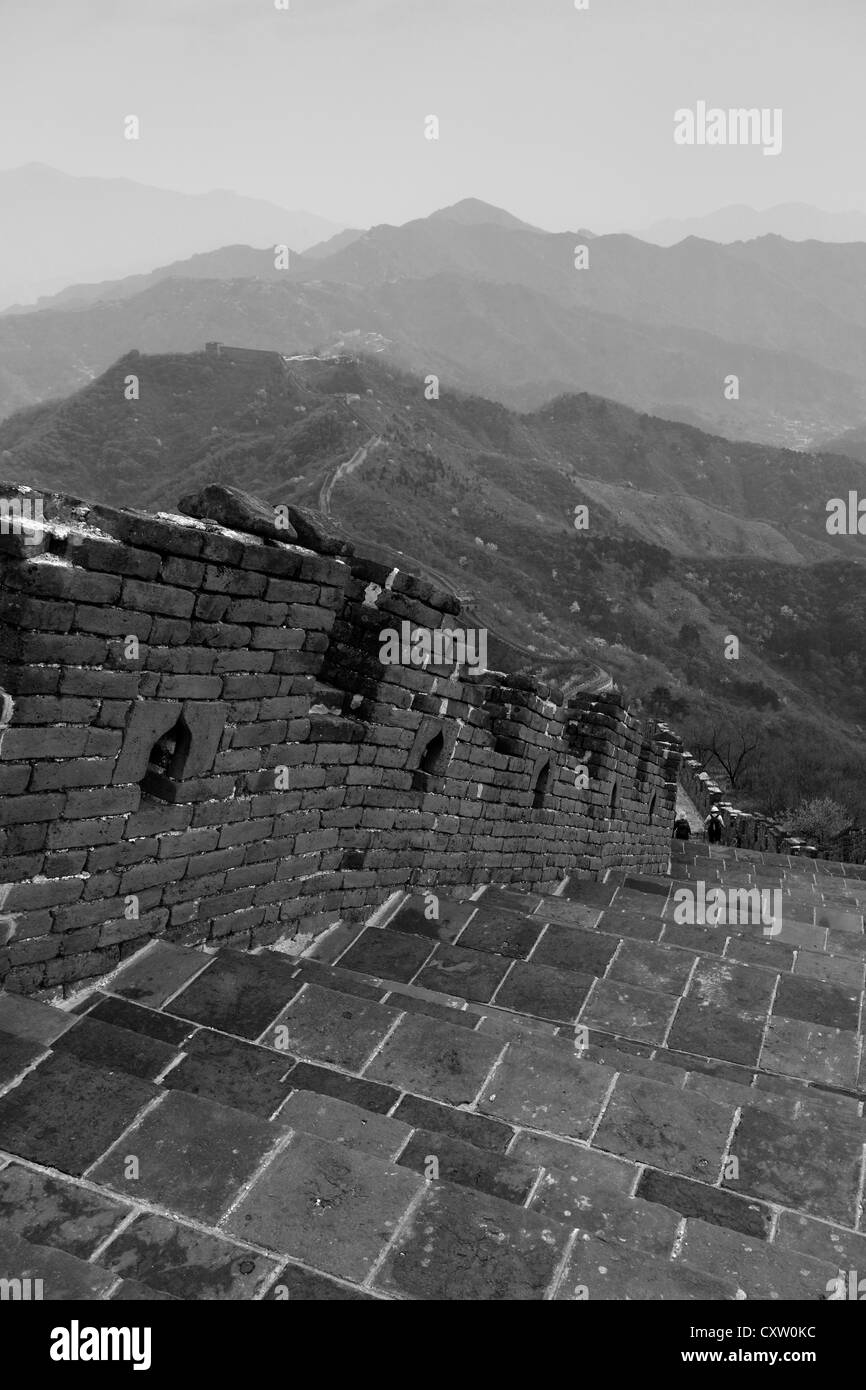 Image en noir et blanc de la section de Mutianyu de la Grande Muraille de Chine, Beijing, vallée de Mutianyu Provence, Chine, Asie. Banque D'Images