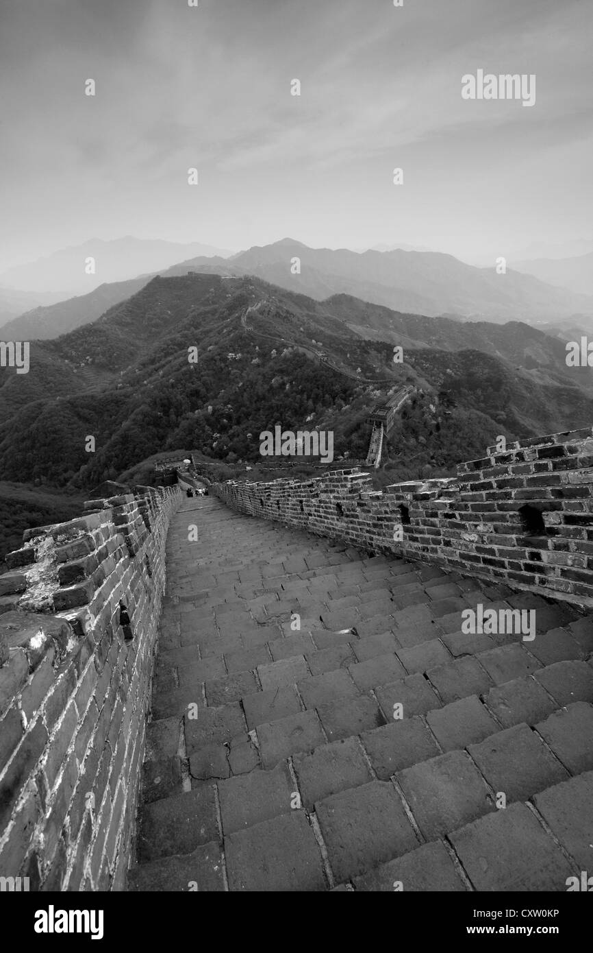 Image en noir et blanc de la Grande Muraille de Chine près de Jinshanling, village Provence Beijing, Chine, Asie. Banque D'Images