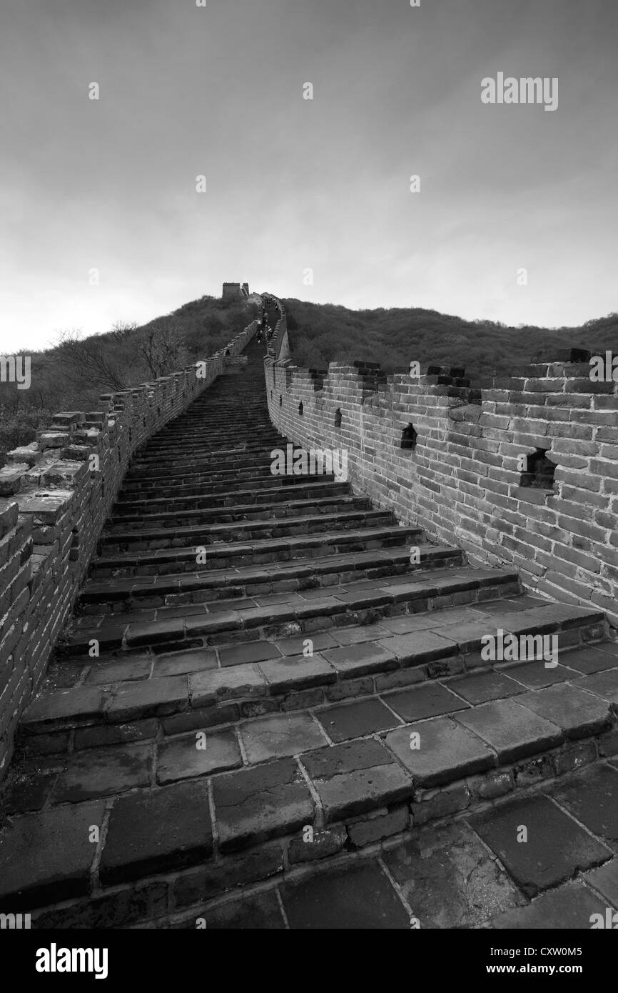 Image en noir et blanc de la section de Mutianyu de la Grande Muraille de Chine, Beijing, vallée de Mutianyu Provence, Chine, Asie. Banque D'Images