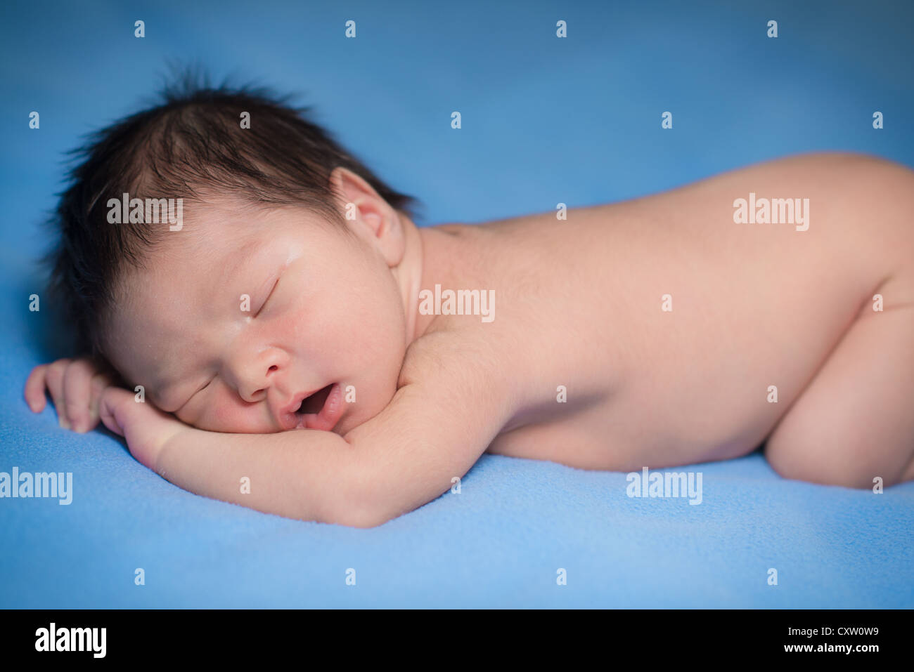 Nouveau Ne 5 Jours Bebe Garcon Dormir Sur Des Couvertures Bleu Photo Stock Alamy Nouveau Ne 5 Jours Bebe Garcon Dormir Sur Des Couvertures Bleu Photo Stock Alamy