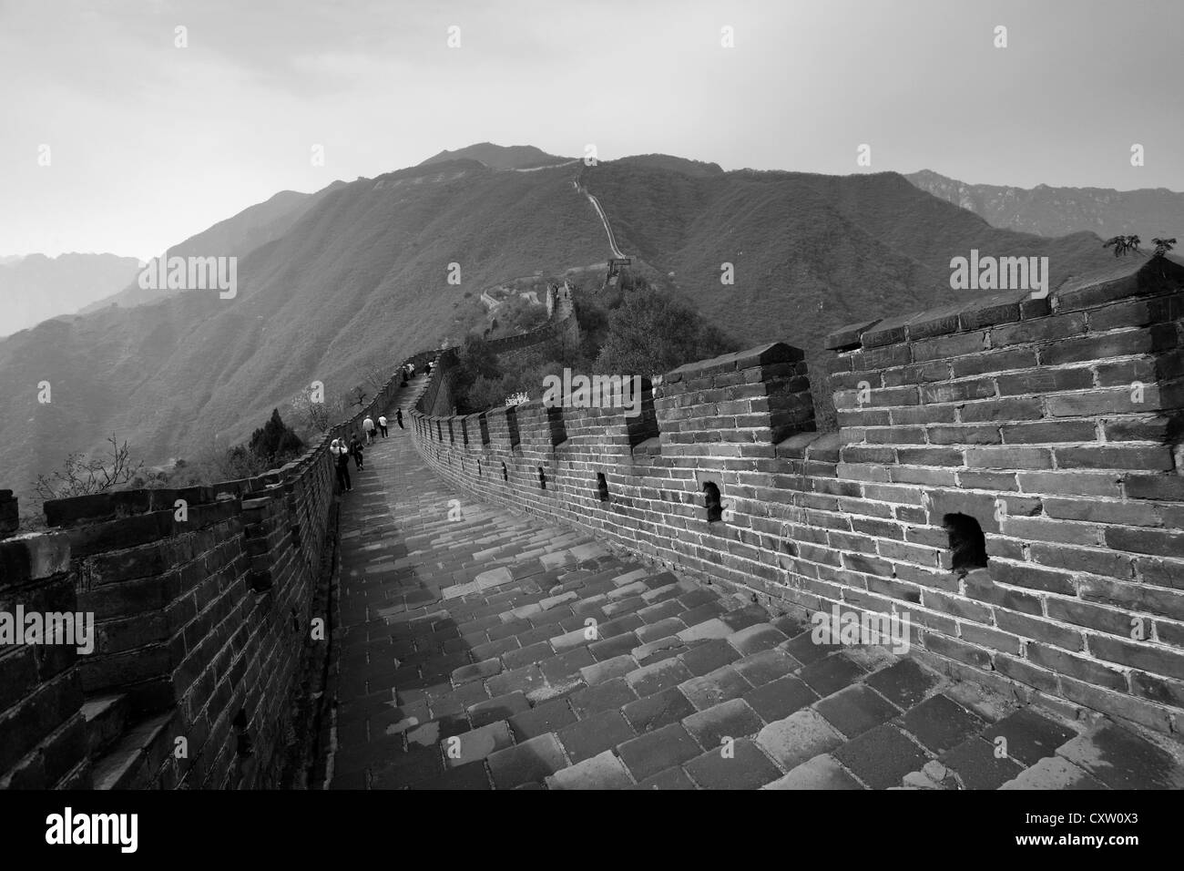 Image en noir et blanc de la section de Mutianyu de la Grande Muraille de Chine, Beijing, vallée de Mutianyu Provence, Chine, Asie. Banque D'Images