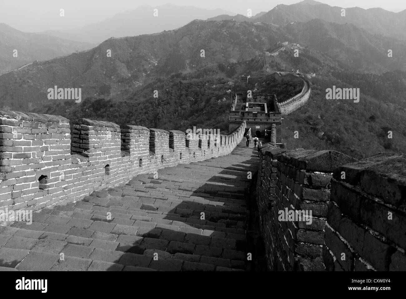 Image en noir et blanc de la section de Mutianyu de la Grande Muraille de Chine, Beijing, vallée de Mutianyu Provence, Chine, Asie. Banque D'Images