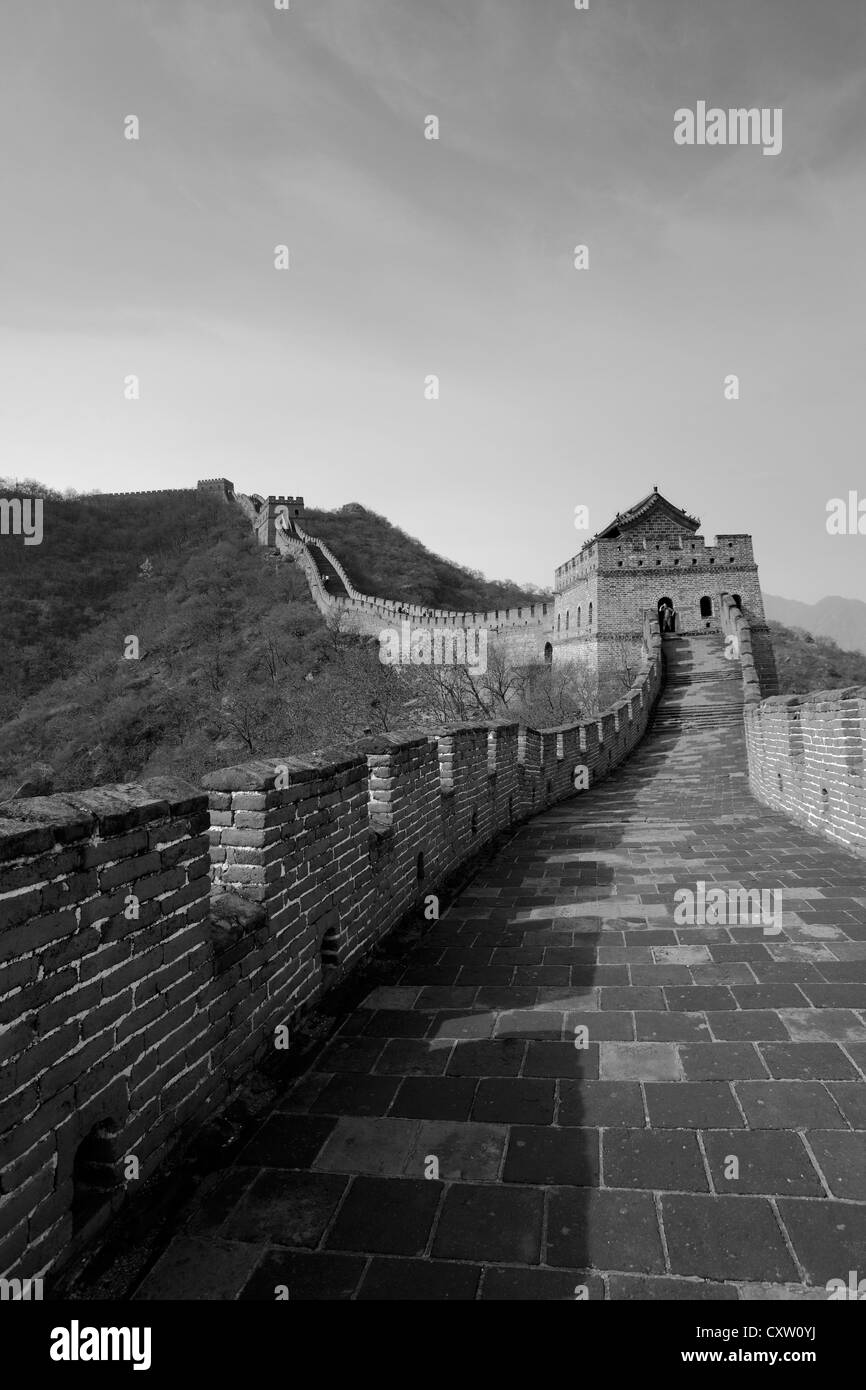 Image en noir et blanc de la section de Mutianyu de la Grande Muraille de Chine, Beijing, vallée de Mutianyu Provence, Chine, Asie. Banque D'Images