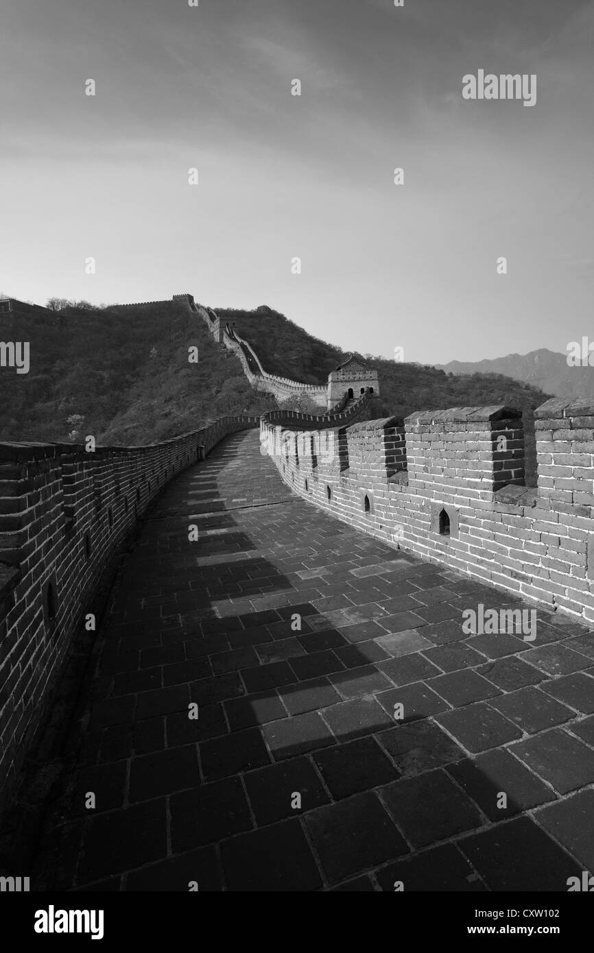 Image en noir et blanc de la section de Mutianyu de la Grande Muraille de Chine, Beijing, vallée de Mutianyu Provence, Chine, Asie. Banque D'Images