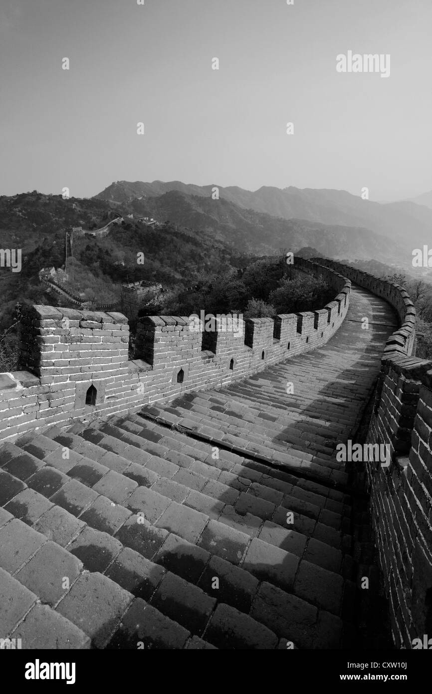 Image en noir et blanc de la section de Mutianyu de la Grande Muraille de Chine, Beijing, vallée de Mutianyu Provence, Chine, Asie. Banque D'Images