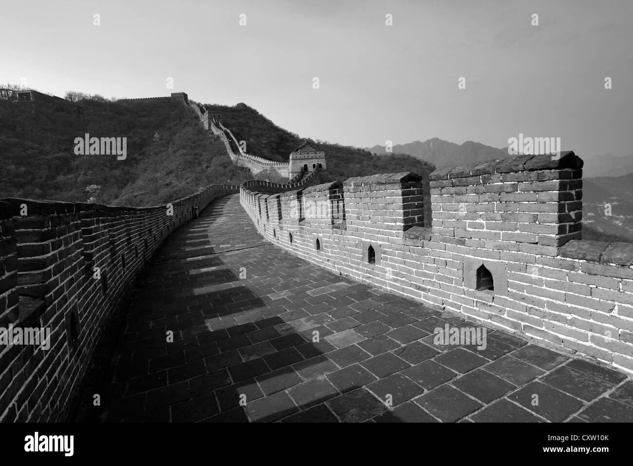 Image en noir et blanc de la section de Mutianyu de la Grande Muraille de Chine, Beijing, vallée de Mutianyu Provence, Chine, Asie. Banque D'Images