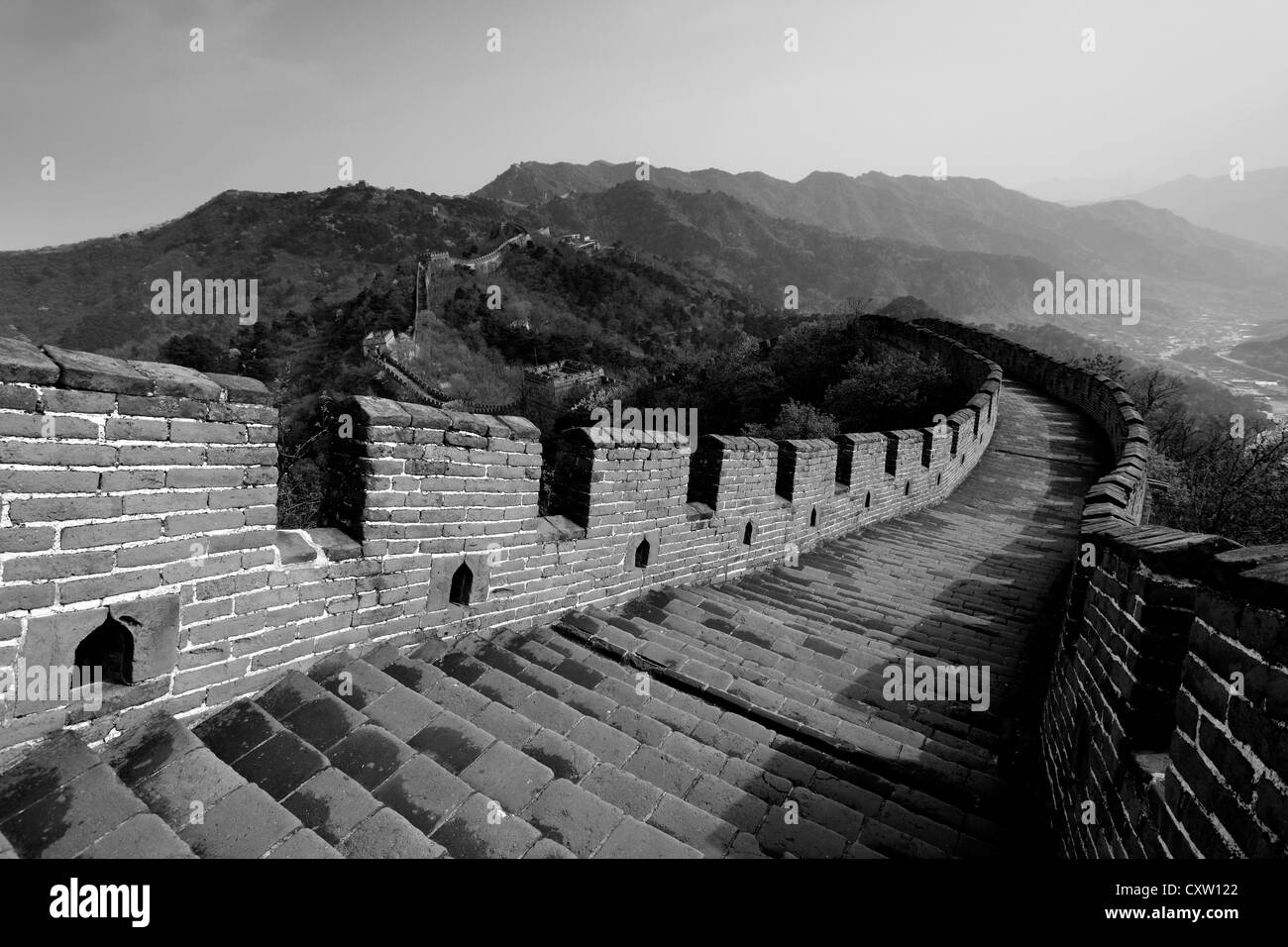Image en noir et blanc de la section de Mutianyu de la Grande Muraille de Chine, Beijing, vallée de Mutianyu Provence, Chine, Asie. Banque D'Images