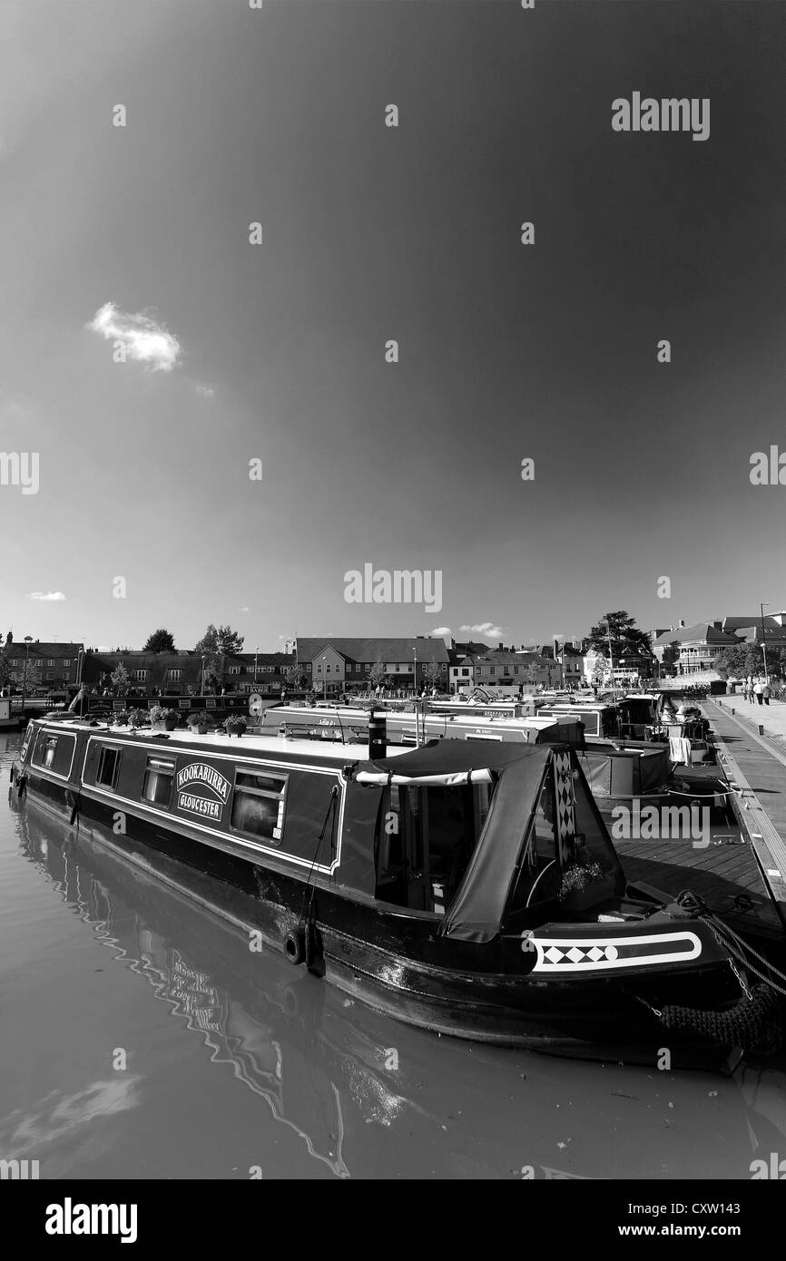 Narrowboats dans le bateau moorings à Bancroft jardins sur la rivière Avon, Stratford upon Avon, Warwickshire, Angleterre ville Banque D'Images