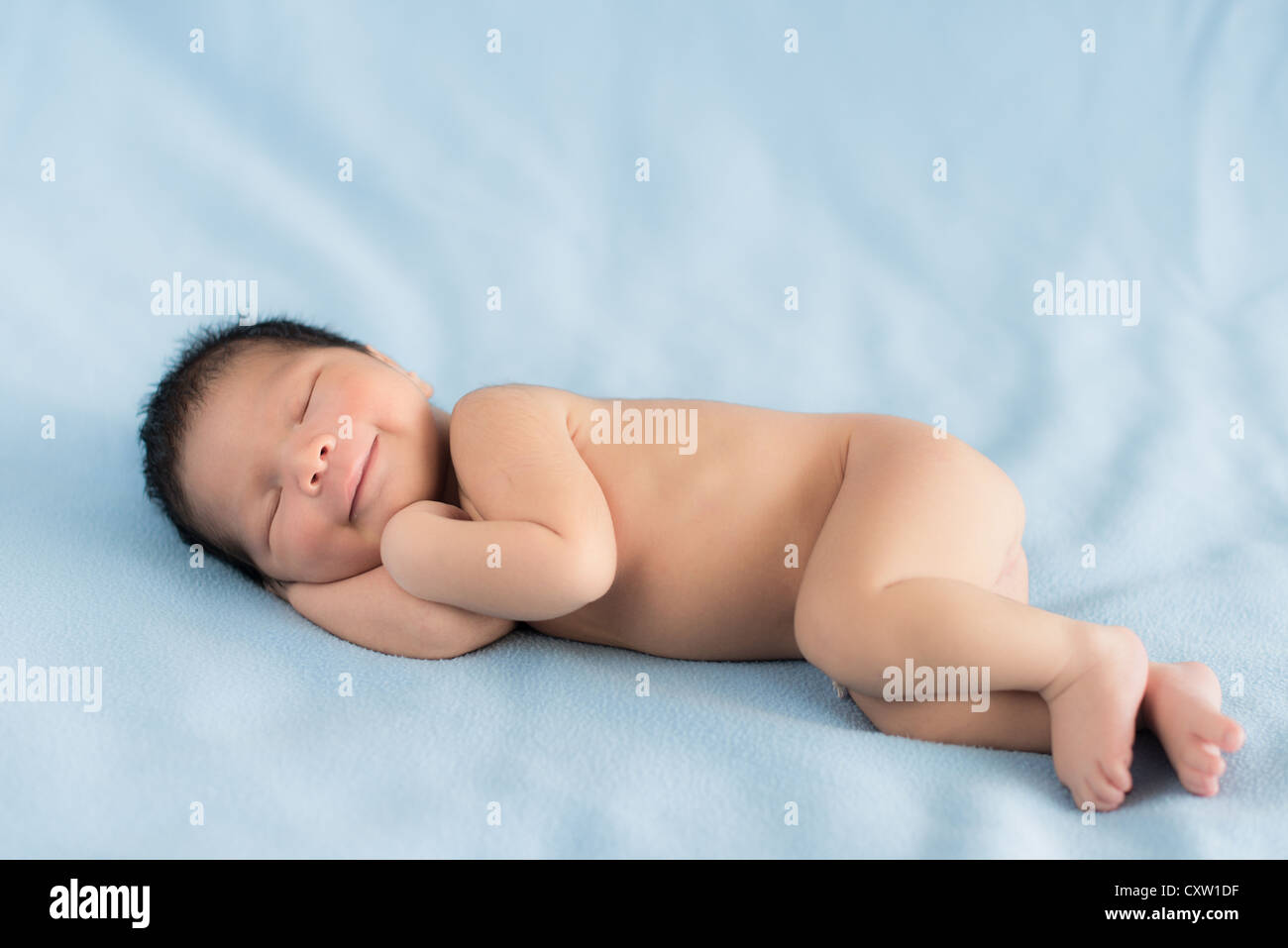 Nouveau Ne 5 Jours Bebe Garcon Dormir Sur Des Couvertures Bleu Photo Stock Alamy