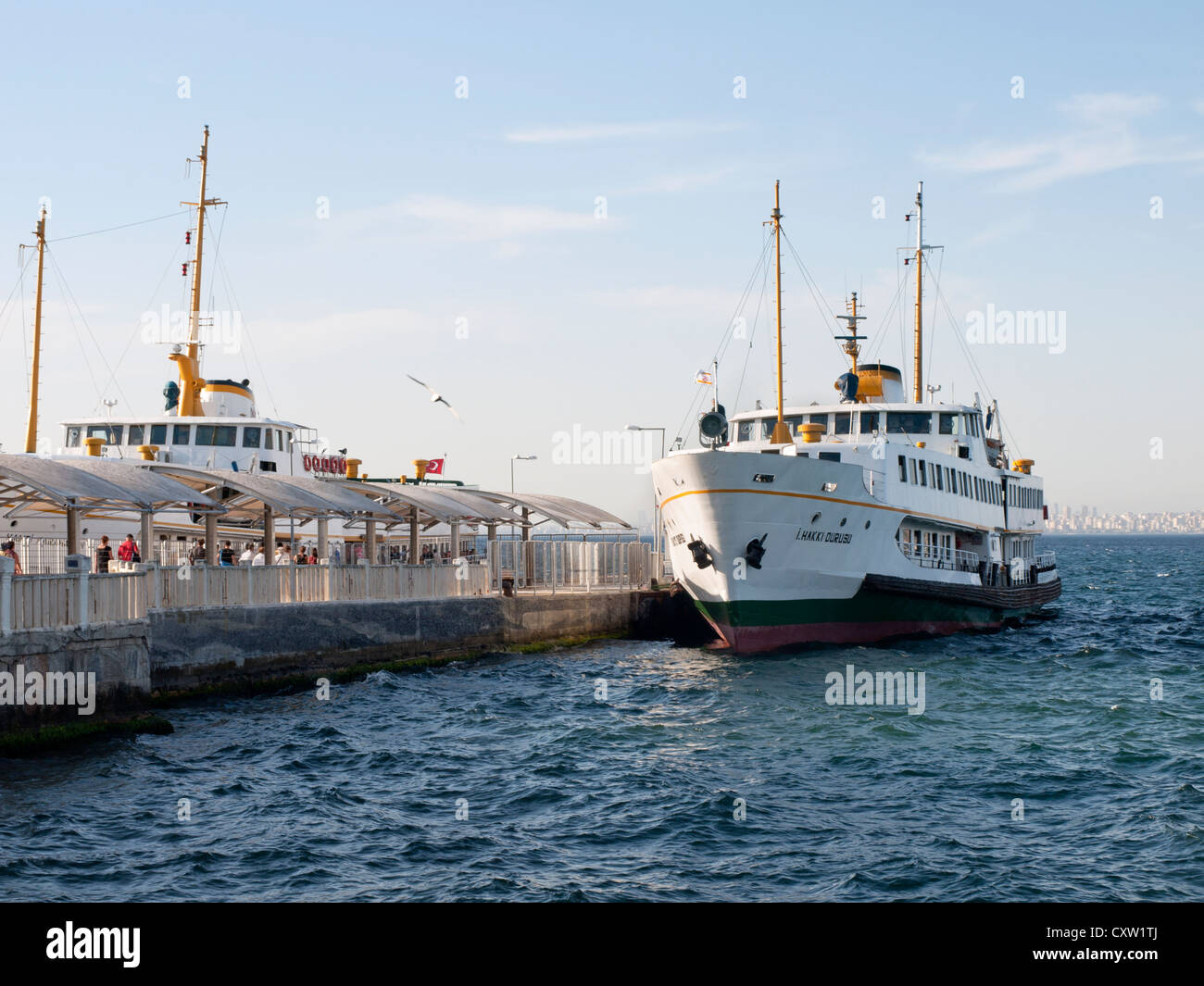 Bateau à l'embarcadère de Turquie Büyükada, l'une des îles des Princes, l'accomplissement excursionnistes et les vacanciers d'Istanbul à travers la mer de Marmara Banque D'Images