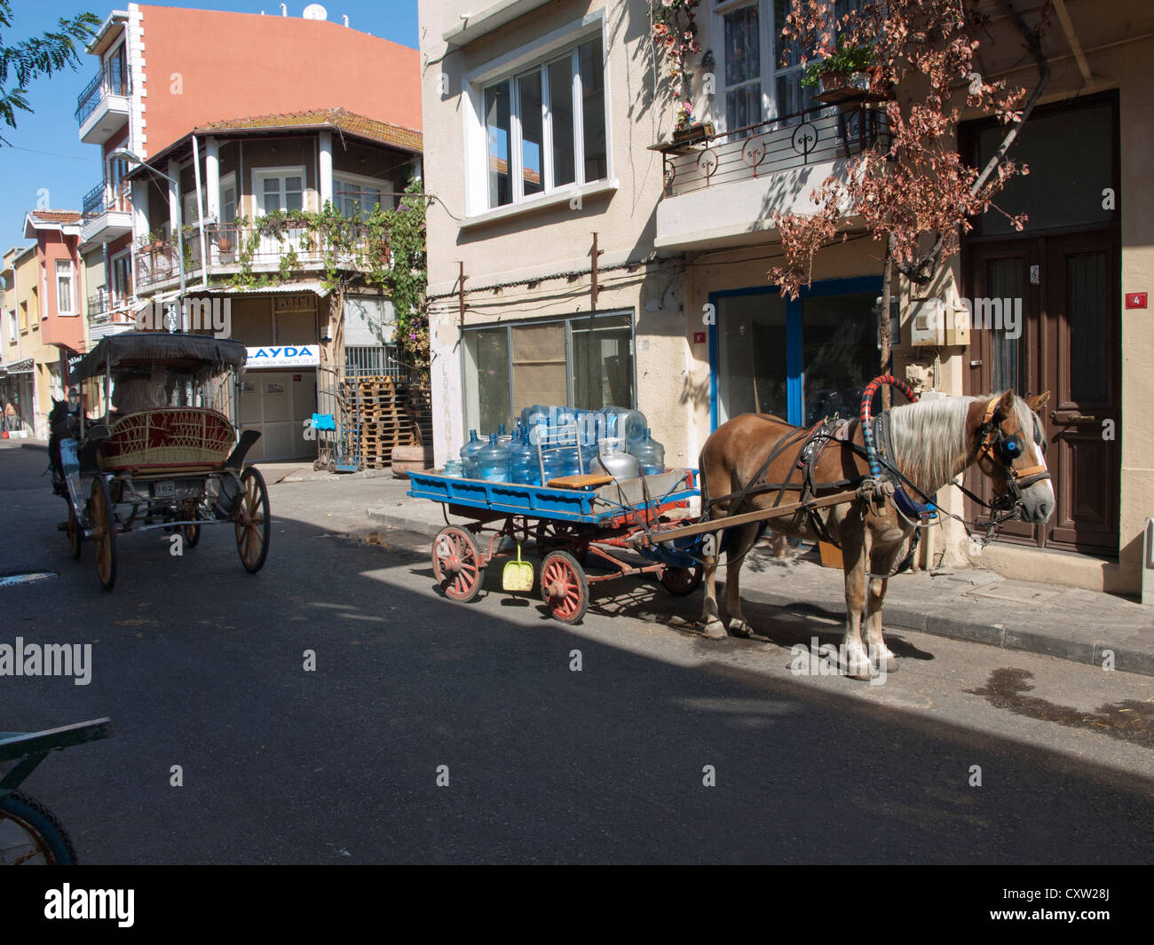 Cheval et chariot est le phaeton transports publics principaux pour les visiteurs de la Turquie Büyükada, ici en passant par le transport de marchandises Banque D'Images