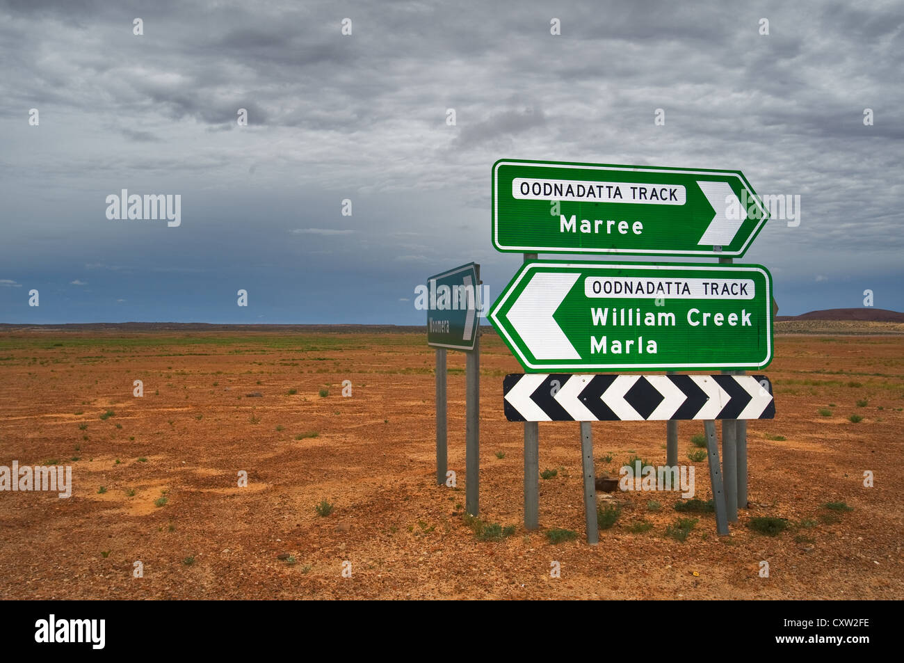 Panneau routier à la célèbre piste Oodnadatta en désert de l'Australie du Sud. Banque D'Images