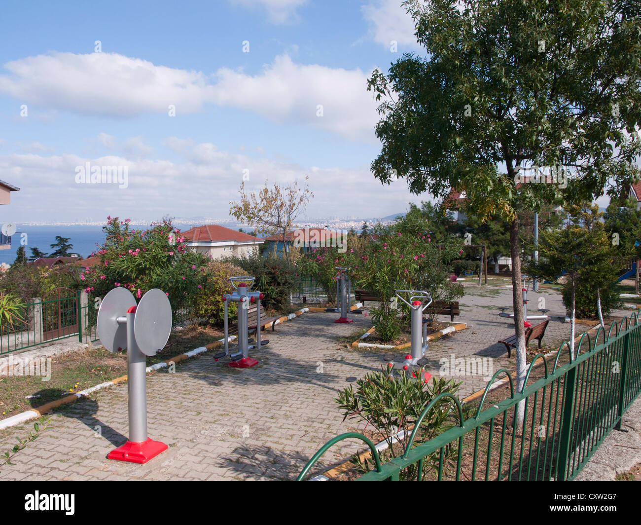 Aire de jeux et d'exercice sur l'un des princes Büyükada îles en mer de Marmara, Istanbul de skyline en arrière-plan Banque D'Images