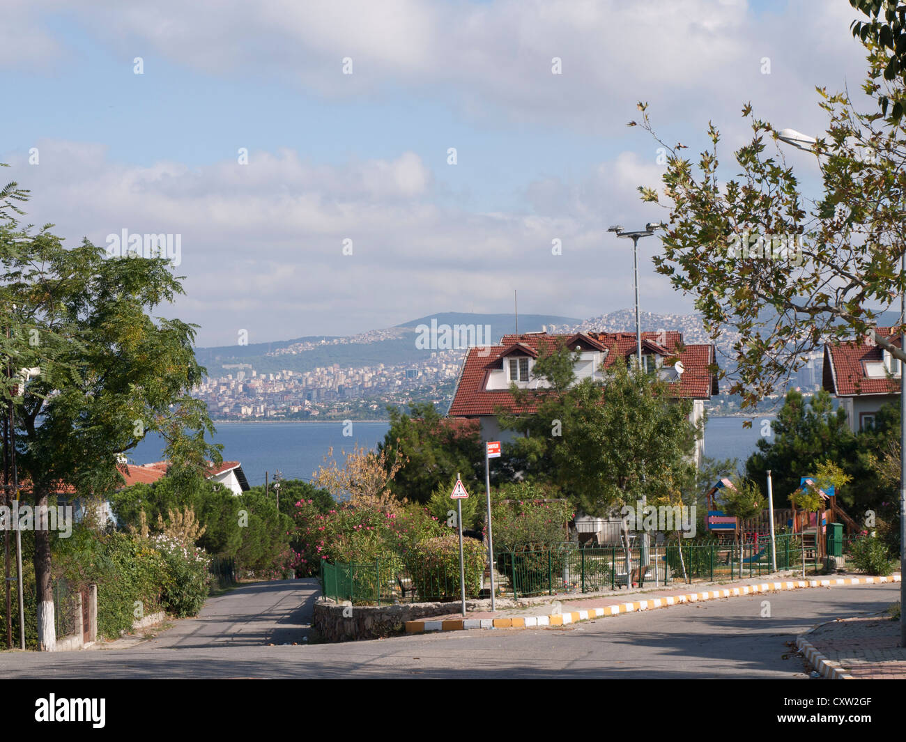 Vue depuis une colline sur l'un des princes Büyükada îles en mer de Marmara, le côté asiatique d'Istanbul skyline en arrière-plan Banque D'Images