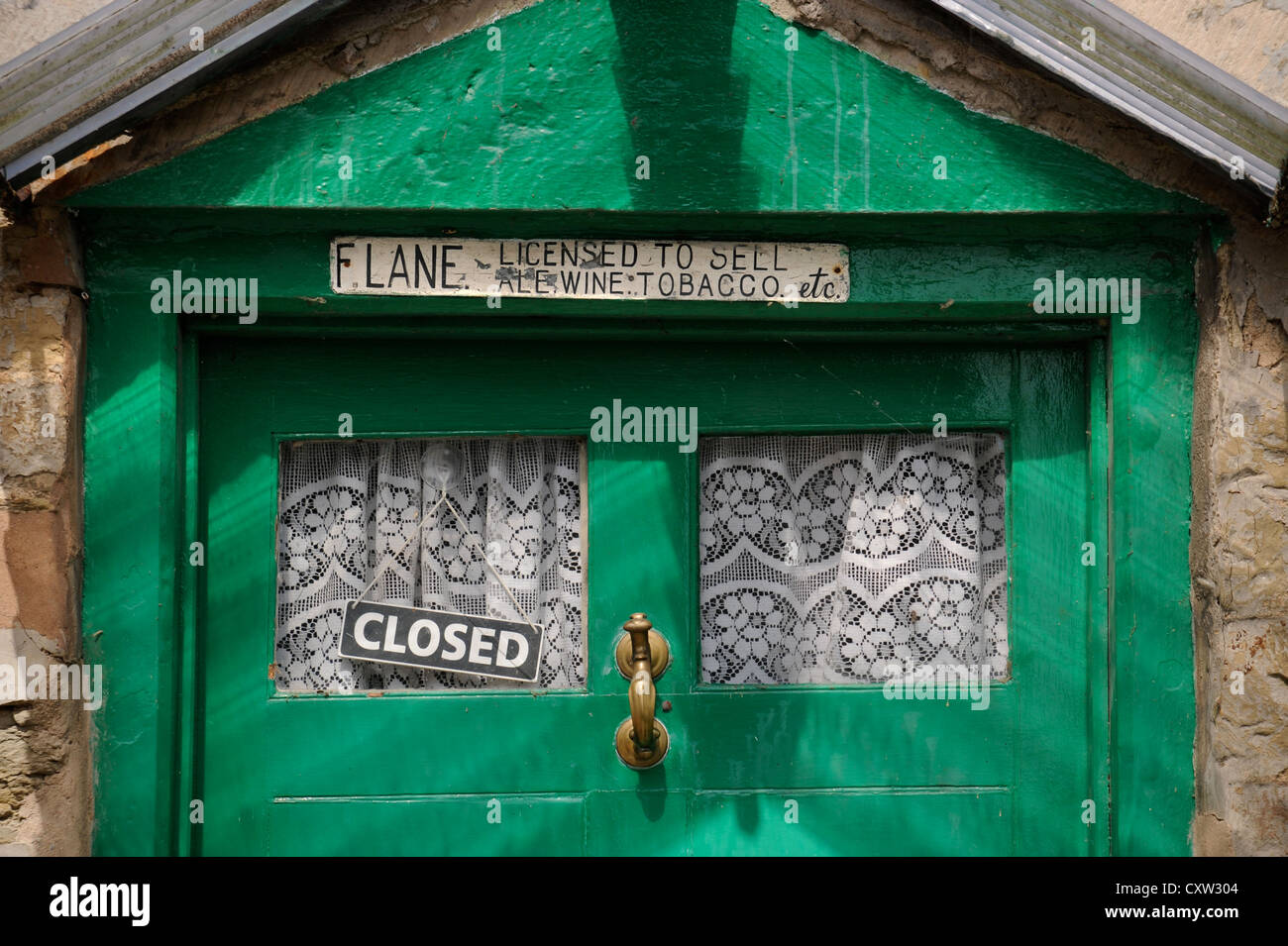 Un signe sur la porte de la salle historique pub le Sun Inn à Leintwardine, Herefordshire après la mort de propriet Banque D'Images