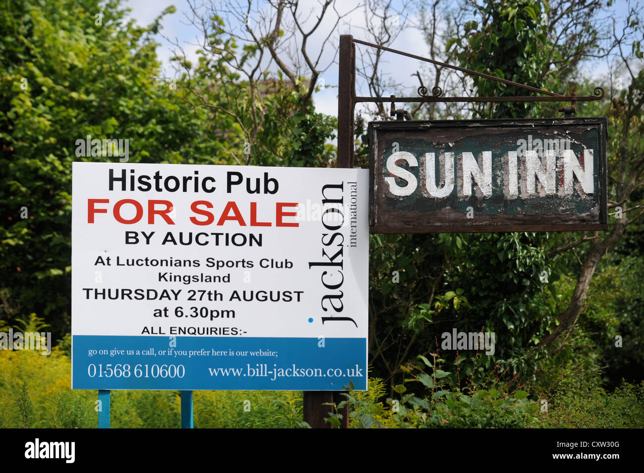 La vente de la pub salon historique l'auberge de soleil à Leintwardine, Herefordshire à la suite du décès d'propietor Florence Lane j Banque D'Images