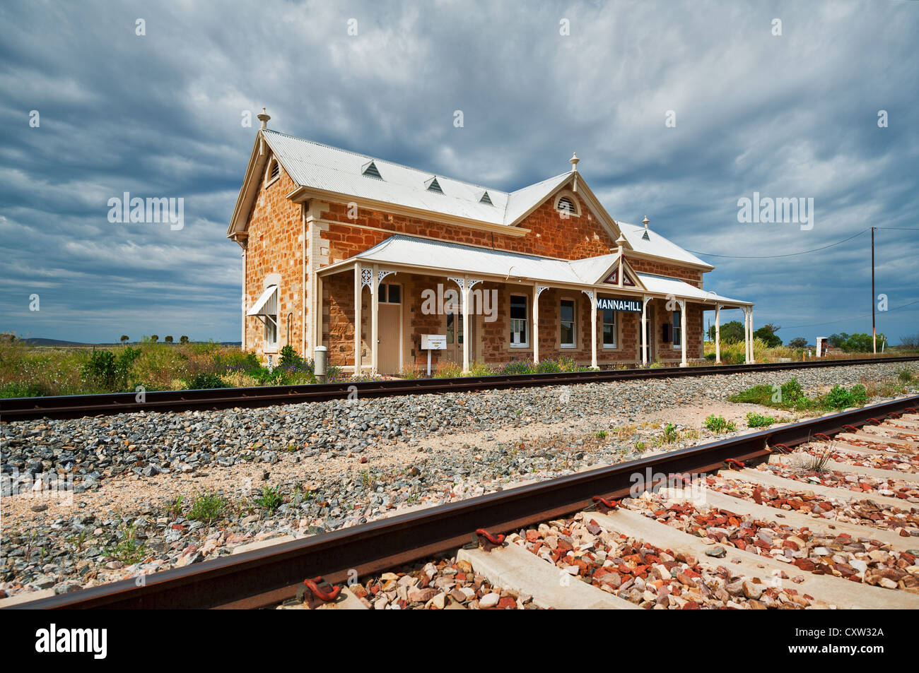 Ancienne gare de Mannahill sous des nuages sombres. Banque D'Images