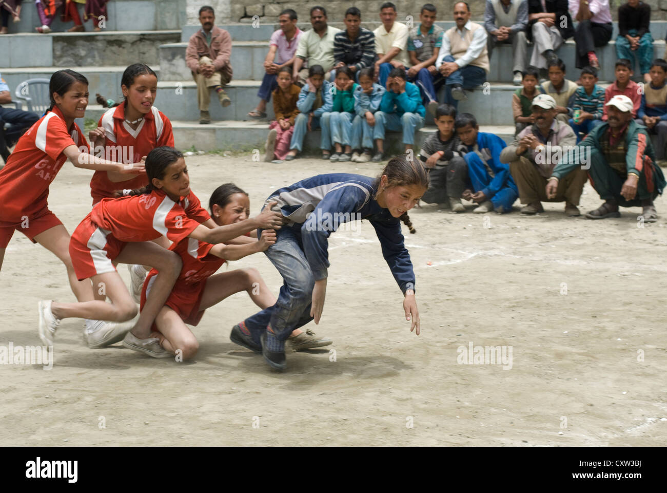 Les filles de différentes écoles à concurrence de Kabaddi Keylong, Inde du Nord Banque D'Images