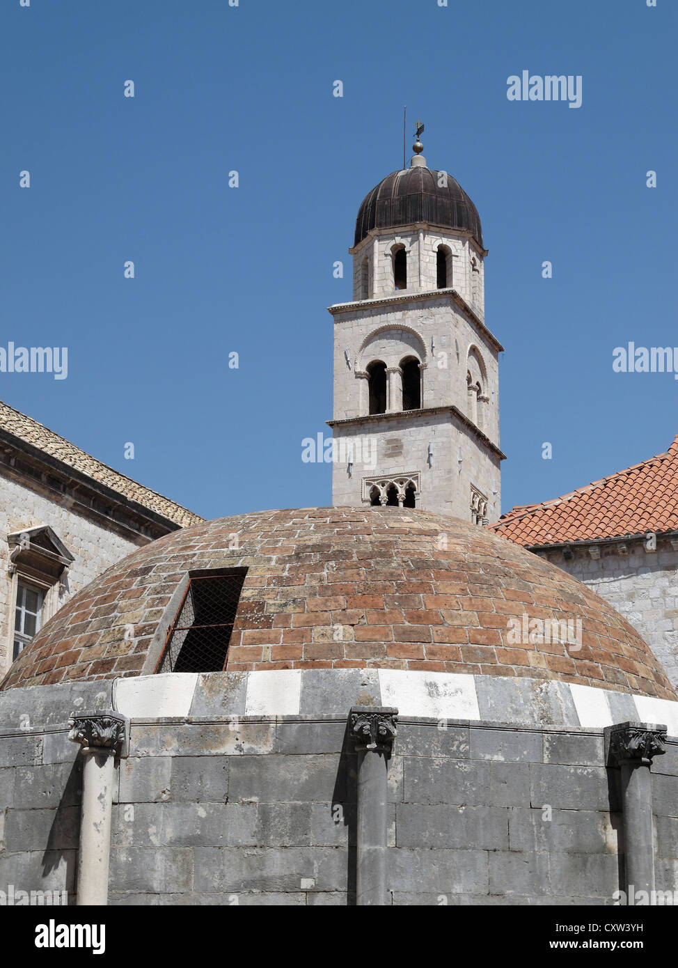 Grande Fontaine d'Onofrio avec la tour du monastère franciscain de l'arrière-plan. Dubrovnik, Croatie. Banque D'Images