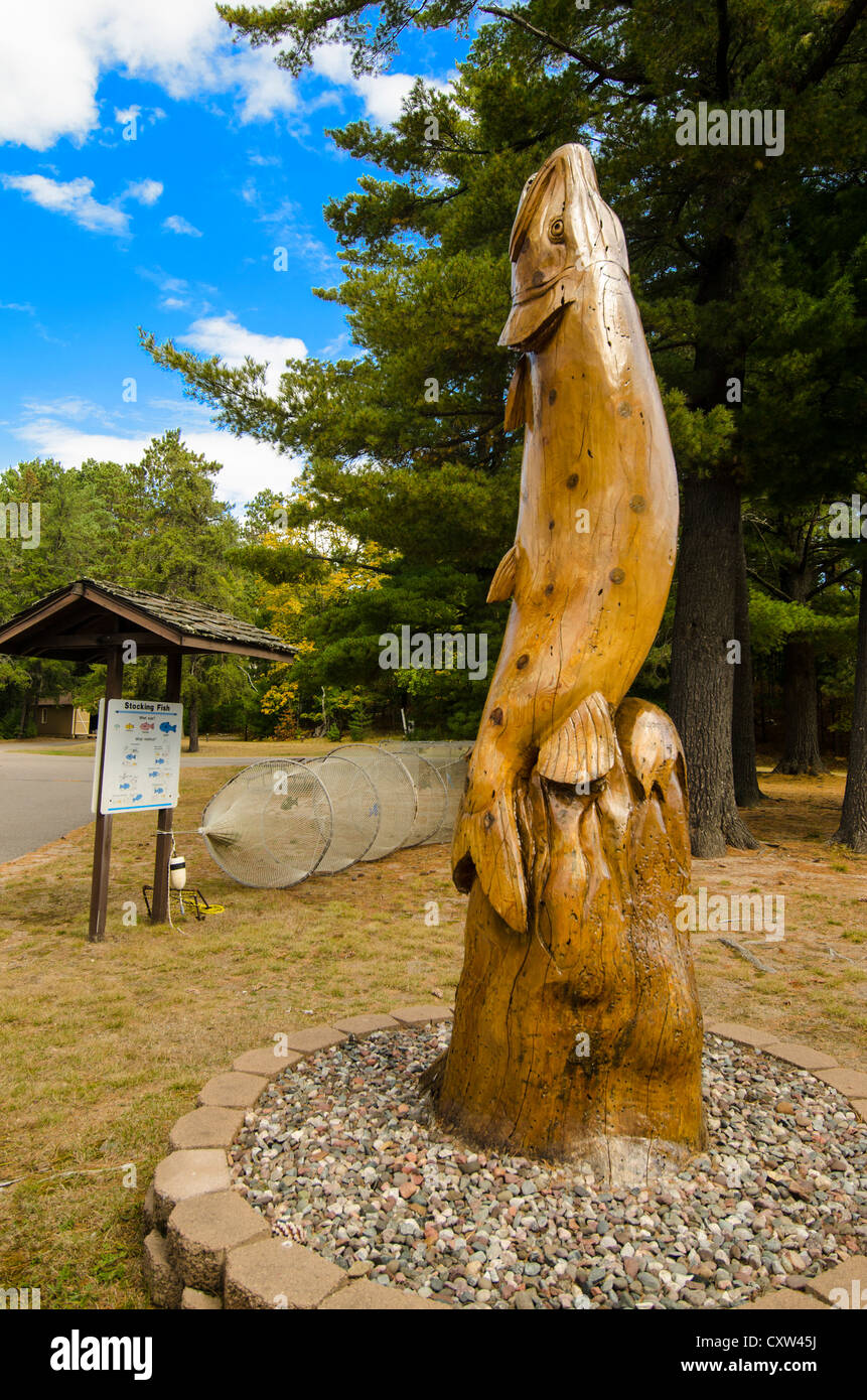 Statue de poisson à Oehmcke l'art dans l'écloserie Woodruff, Wisconsin qui se spécialise dans le doré, musqué, et la truite. Banque D'Images