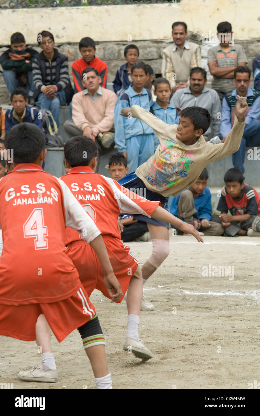 Les garçons de différentes écoles à concurrence de Kabaddi Keylong, Inde du Nord Banque D'Images