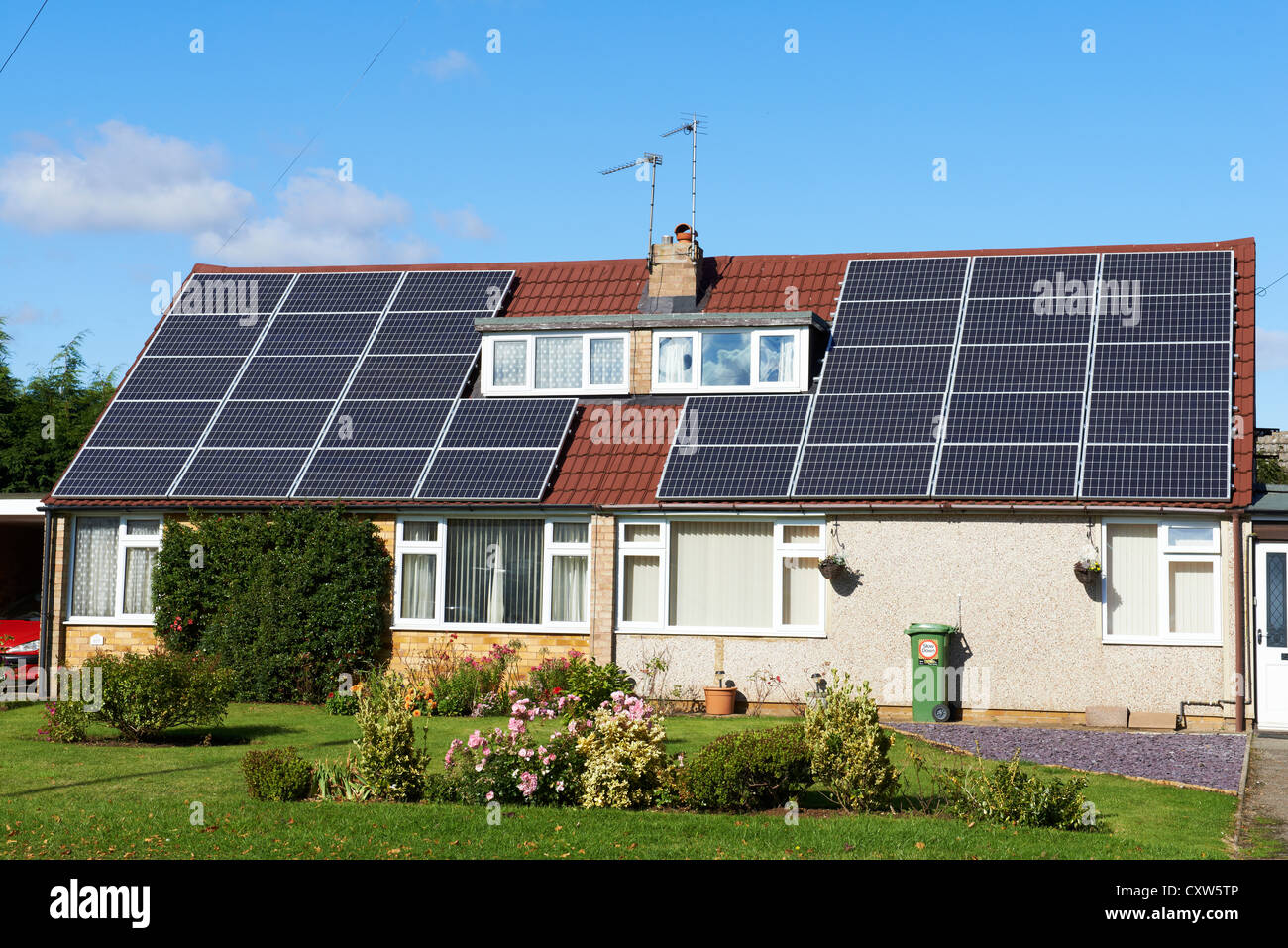 Maison mitoyenne dorma bungalows avec des panneaux solaires sur le toit Hilmorton Road Rugby UK Banque D'Images